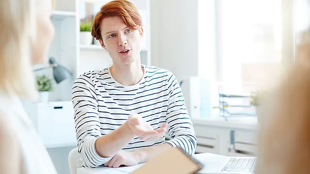 Zwei Frauen in einer Beratungssituation
