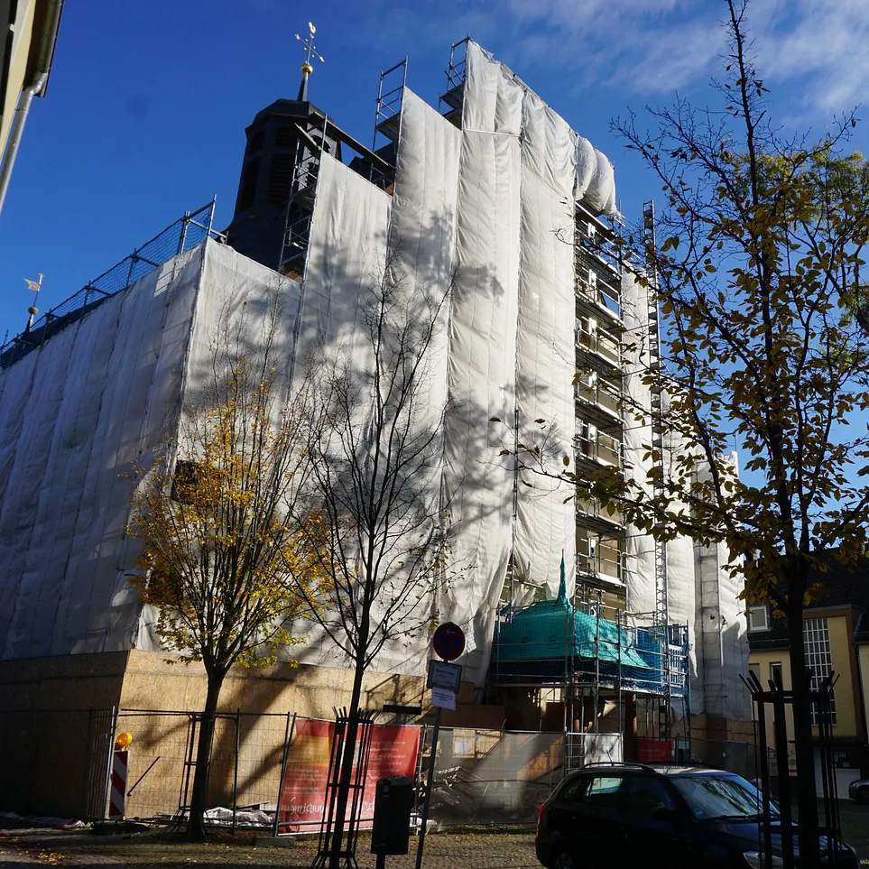 Das Baugerüst verdeckt die Marienkirche von außen