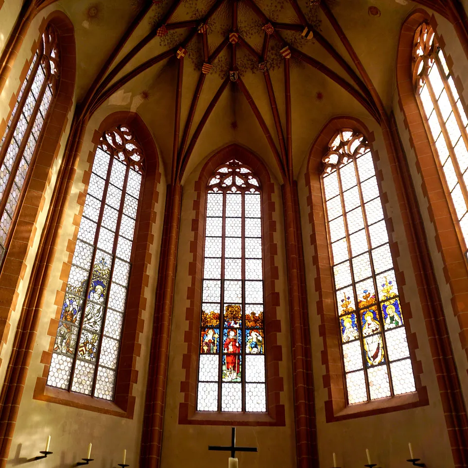 Blick auf die restaurierten Fenster bei Sonnenschein.