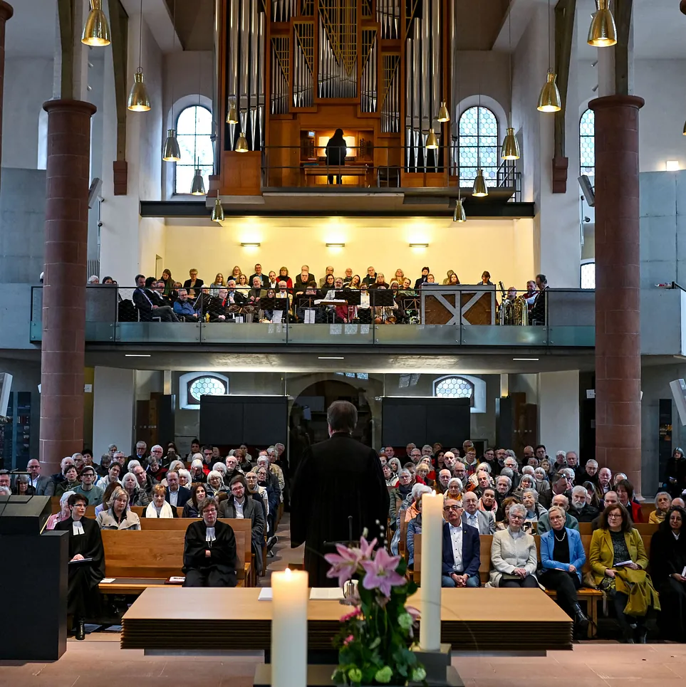 Blick von hinter dem Altar auf die voll gefüllte Marienkirche beim Festgottesdienst