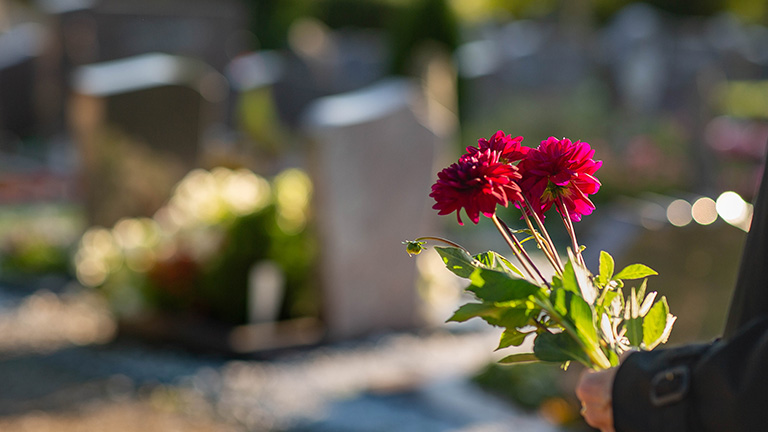 Blumen aud einem Friedhof