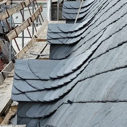 Blick von oben auf die neu eingedeckten Dachgauben