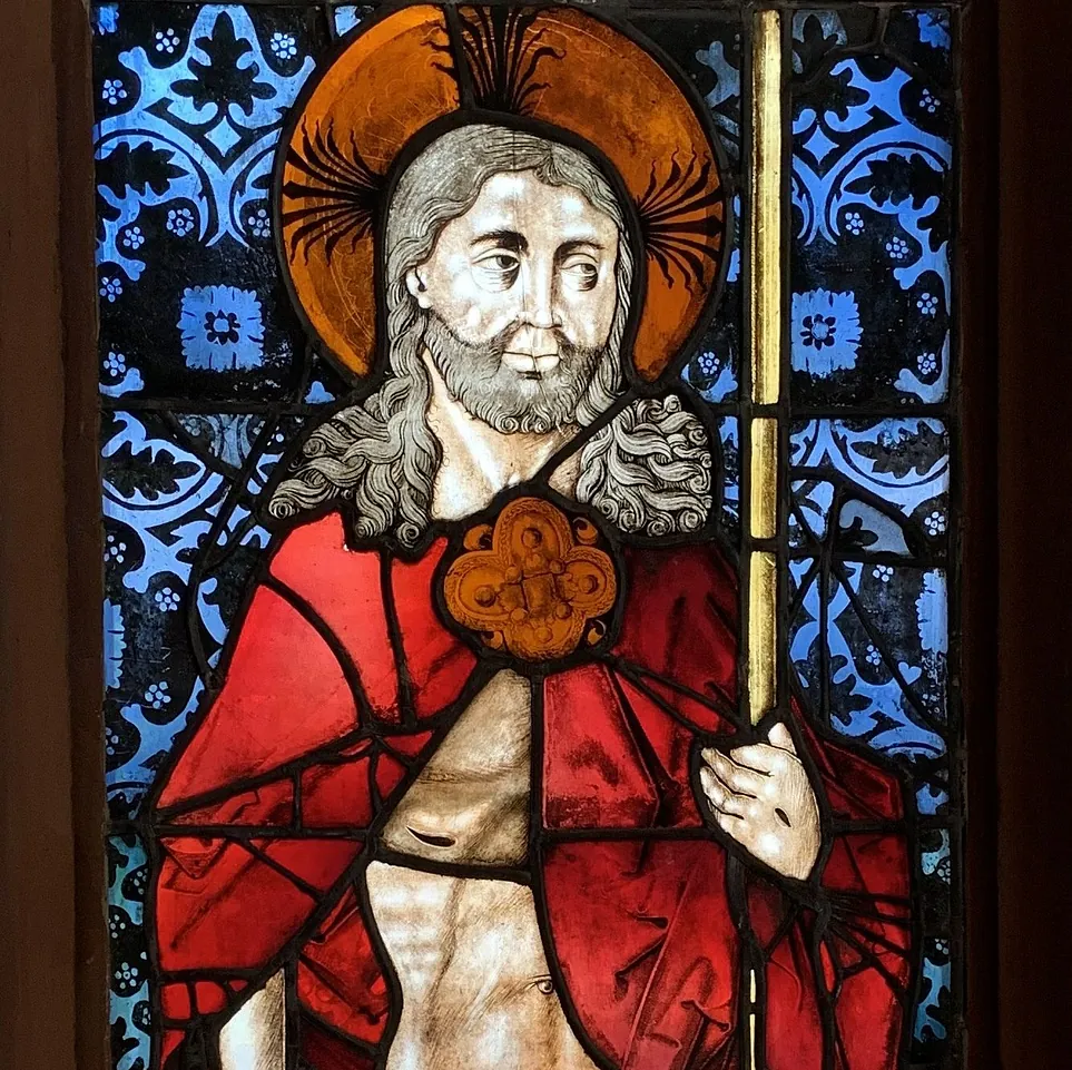Bild der Glasmalerei vom auferstandenen Jesus.