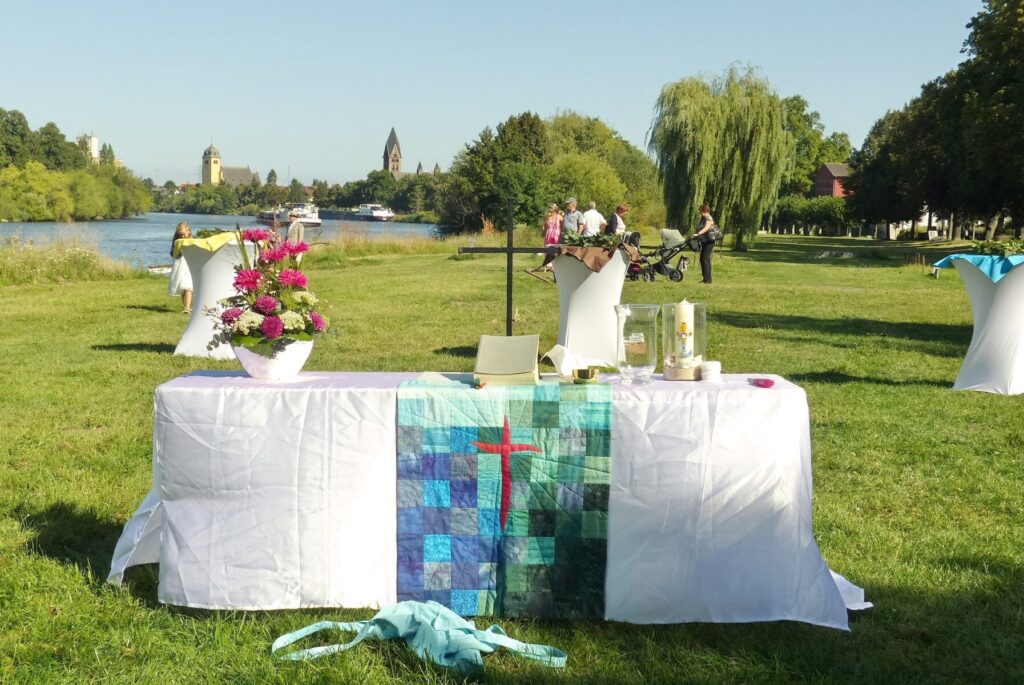 Blumen aud einem Friedhof