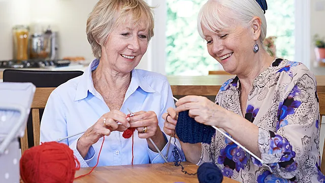 Frauen beim Stricken