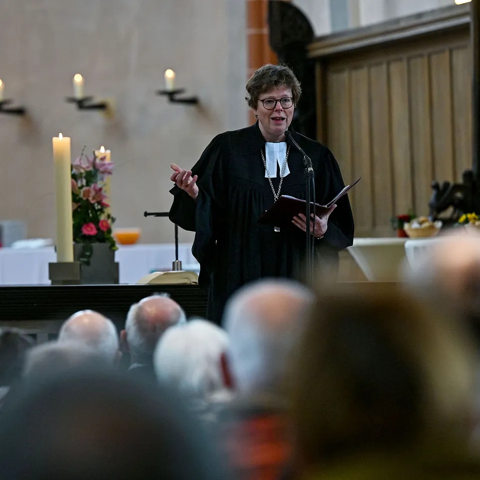Die Bischöfin spricht zu den Anwesenden beim Festgottesdienst in der Marienkirche