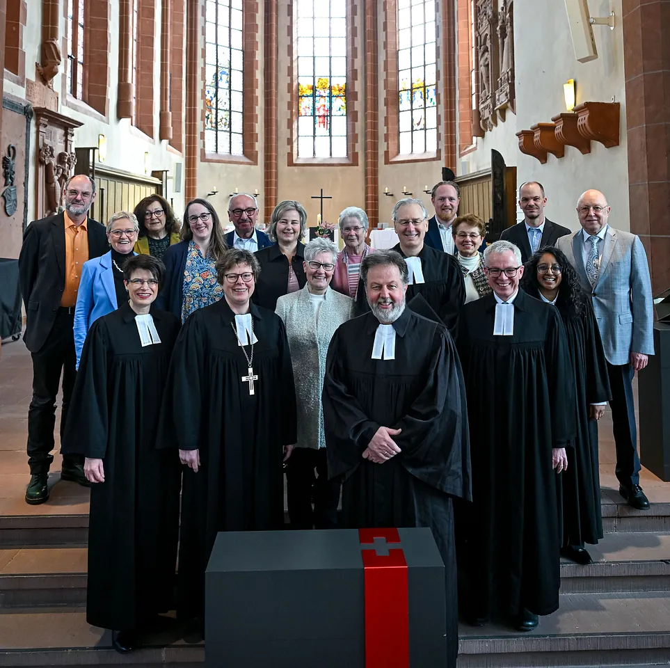 Gruppenbild von Bischöfin, Dekan, Pfarrteam der Stadtkirchengemeinde und Mitgliedern des Kirchenvorstandes.
