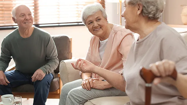 Senior*innen sitzen zusammen und unterhalten sich
