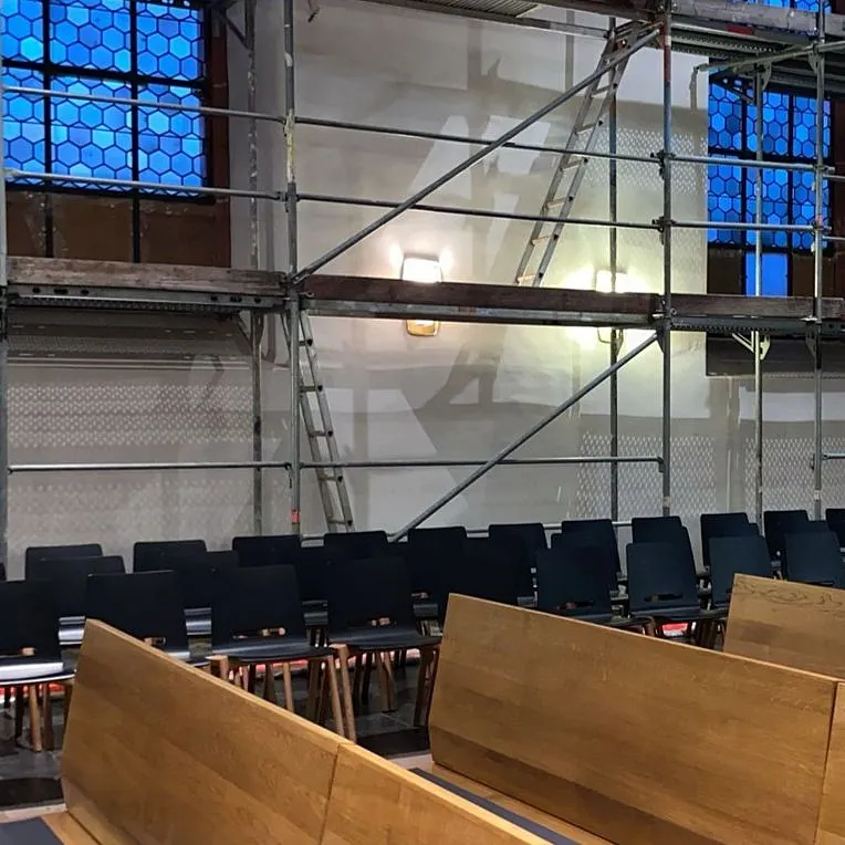 Baugerüst vor den Fenstern im Innenraum des Hauptschiffes