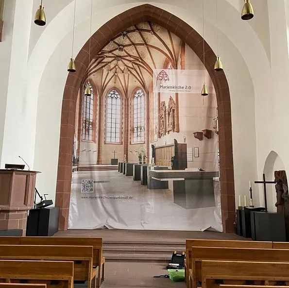 Ansicht auf den mit der Bauplane verdeckten Chorraum