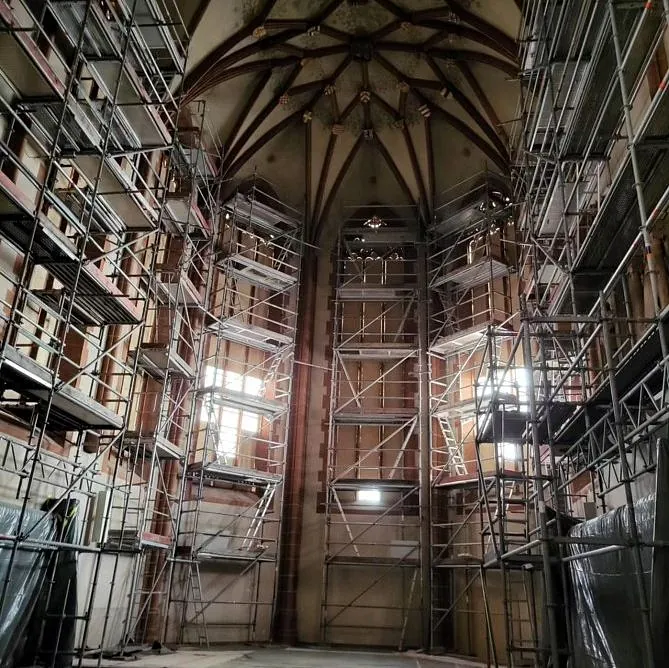 Im Chorraum reichen die Baugerüste bis zur Decke empor.