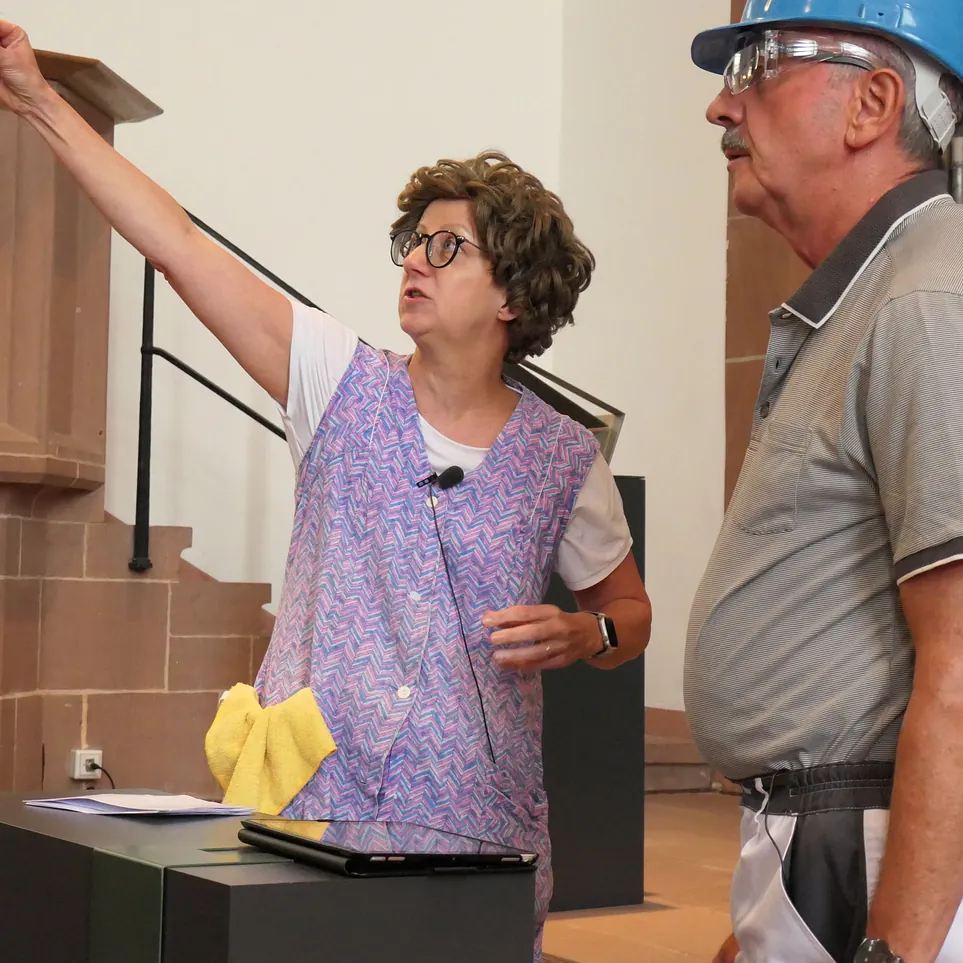 Die Pröpstin verkleidet als Putzfrau, der Förderkreisvorsitzende als Bauarbeiter.